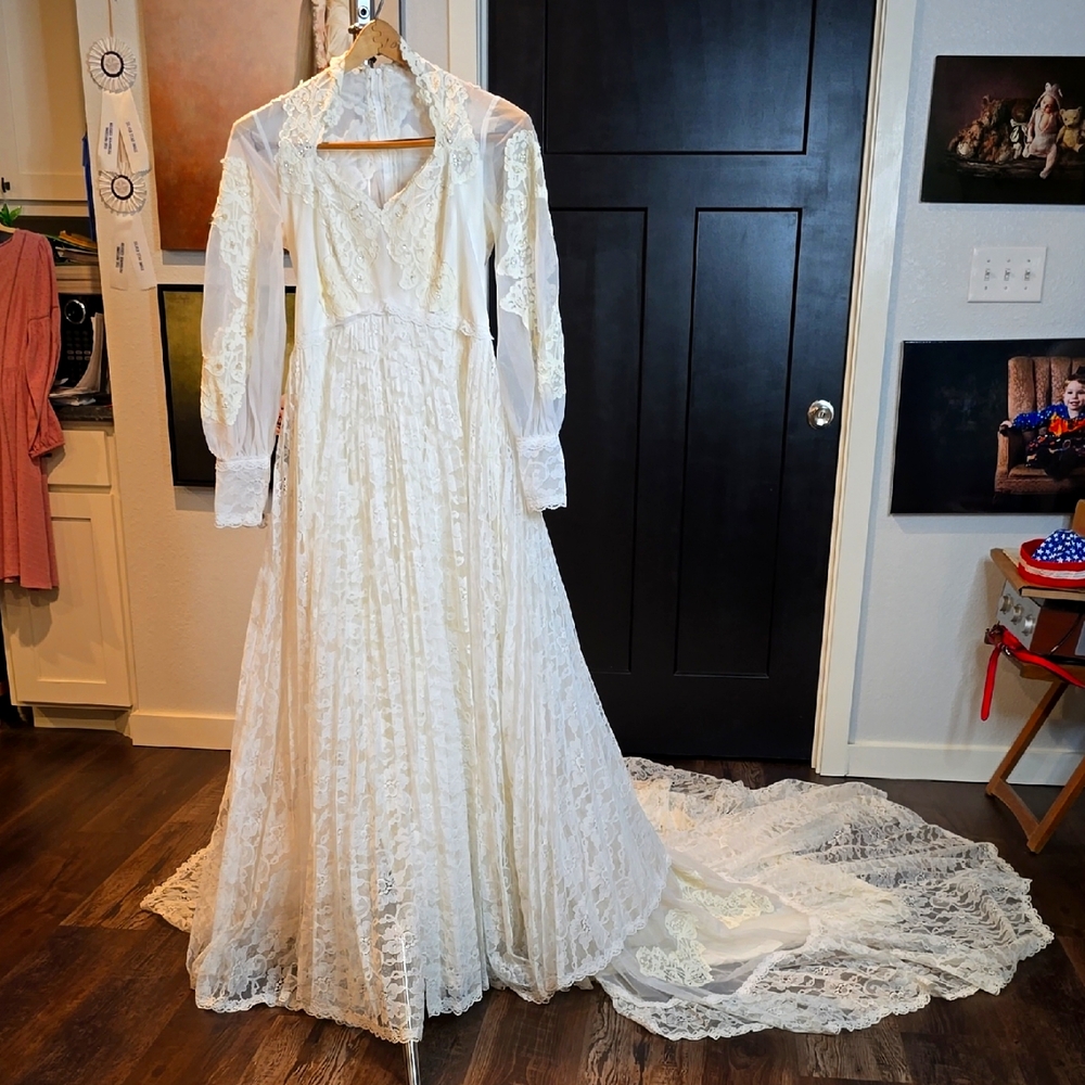 Elegant Lace Wedding Dress, Vintage sz 5/6 1970's